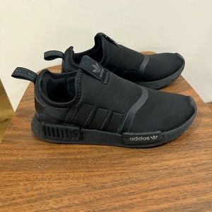EUC Girls Adidas All Black Sneaker